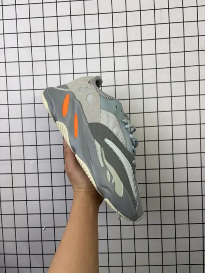 公司级带半码! 阿迪达斯Adidas Yeezy 700 V2 3M反光 椰子700 厚底男女老爹鞋缓震透气舒适中性跑鞋.在原鞋型YEEZY BOOST 700稍作修改,整体鞋型流线型更为修长,鞋面采用织物材质,透气性能佳,穿着舒适不闷脚.鞋面皮质、网面以及3M反光三款不同材质的搭配,凸显出了整体鞋款的视觉层次感.即使是老爹鞋的款式,看起来也不会显得笨重,反光材质也为这款鞋加分不少,潮酷十足.看似更为厚重的大底设计,与整体鞋面相搭,鞋底使用橡胶材质,具有耐磨性和防滑性.颜色为深灰色,整体设计复古轻便.受到众多消费者的追捧. 货号:H67799 编码103